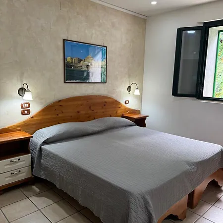 Federico Ii نابولي